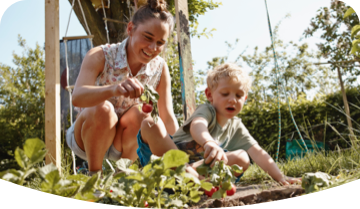 madre e hijo cuidando la huerta